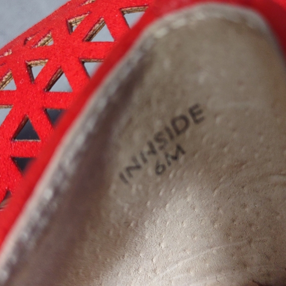 Tahari INNSIDE Suede Red Ballet Flat Slip On Shoe Size 6 ~ Almost New, see pics - Picture 6 of 10